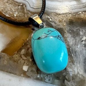 3072 Chic Turquoise Colored Stone Necklace with Black Cord